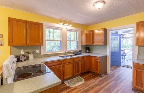 Sylva Cabaña | Buttercup Cottage - Adorable Mountain Cottage Located Close to it All!