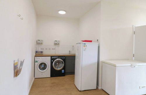 Woodbridge Cabaña | BUTTERCUP (COW SHED 3), pet friendly, with a garden in Campsea Ashe