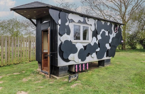 Woodbridge Cabaña | BUTTERCUP (COW SHED 3), pet friendly, with a garden in Campsea Ashe