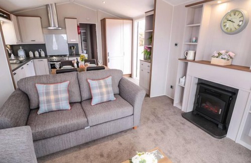 Runswick Bay Cabaña | BUTTERCUP LODGE, pet friendly, character holiday cottage in Staithes