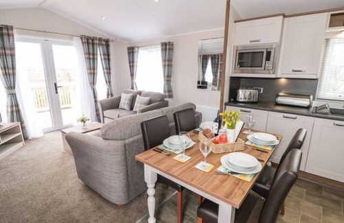 Runswick Bay Cabaña | BUTTERCUP LODGE, pet friendly, character holiday cottage in Staithes