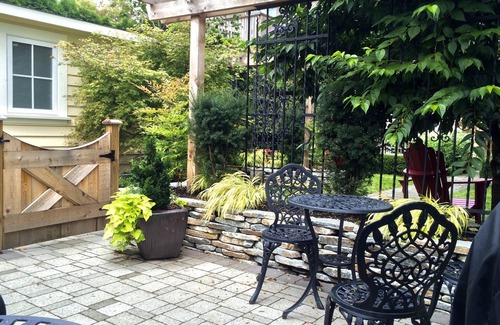 Riley Park-Little Mountain Cabaña | Buttercup Guest House