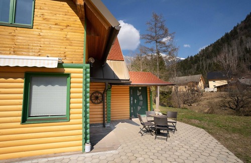 Trzic Casa | Butterfly Cottage By The Creek