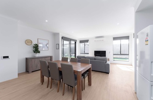 Baldivis Casa | Butterleaf Retreat - accessible 3-bedroom home, with private ensuites