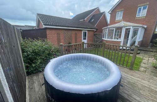 Willesborough Casa | Butterside House - Spacious Retreat with Hot Tub