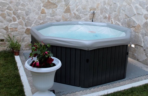 Novoli Apartamento | "Buttons and zippers" suite with bedroom, living room, bathroom. garden with hydro tub