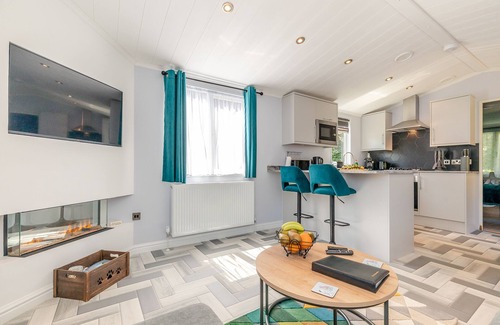 Longnor Casa | Buxton Pet Friendly Lodge with Hot tub