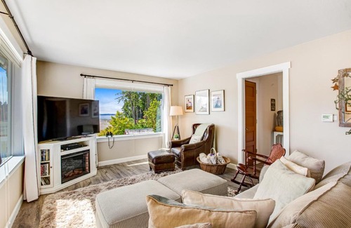 Grapeview Casa | Buzz & Christa's Beach House