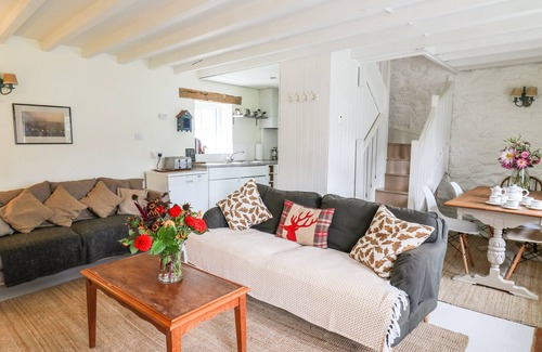 Llandeilo Cabaña | BUZZARDS WATCH, pet friendly, character holiday cottage in Llandeilo