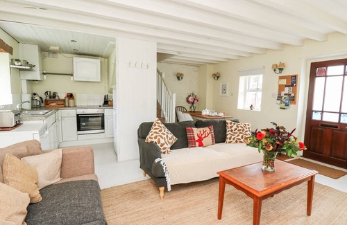 Llandeilo Cabaña | BUZZARDS WATCH, pet friendly, character holiday cottage in Llandeilo