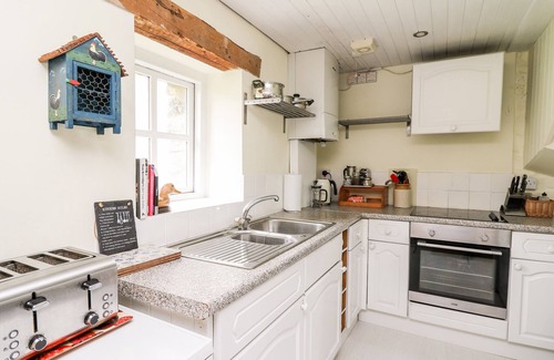Llandeilo Cabaña | BUZZARDS WATCH, pet friendly, character holiday cottage in Llandeilo