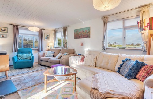 Llanfair Caereinion Cabina | BWTHYN CERRIDWEN, pet friendly, with hot tub in Llanfair Caereinion
