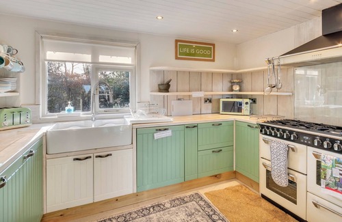 Llanfair Caereinion Cabina | BWTHYN CERRIDWEN, pet friendly, with hot tub in Llanfair Caereinion
