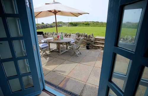 Llanfaethlu Apartamento | Bwthyn Derwen - a coastal that sleeps 4 guests in 2 bedrooms