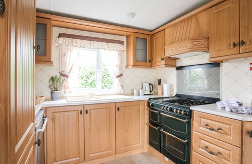 Cylch-Y-Garn Cabaña | BWTHYN Y BAE LODGE, pet friendly, with a garden in Llanfaethlu