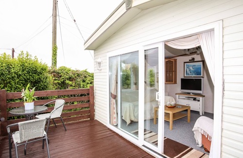 Cylch-Y-Garn Cabaña | BWTHYN Y BAE LODGE, pet friendly, with a garden in Llanfaethlu