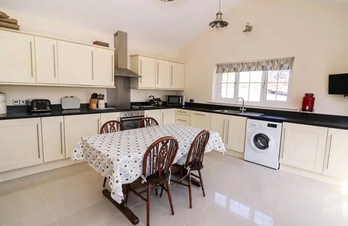 Talgarreg Cabaña | Bwythn Derrick, 2 bedroomed cosy cottage in the beautiful West Wales countryside