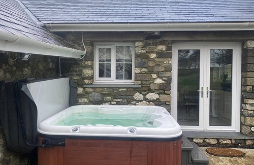 Talgarreg Cabaña | Bwythn Derrick, 2 bedroomed cosy cottage in the beautiful West Wales countryside