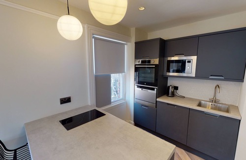 Hope Street Apartamento | By Cathedral | Kitchen Island | TV | W/D Access