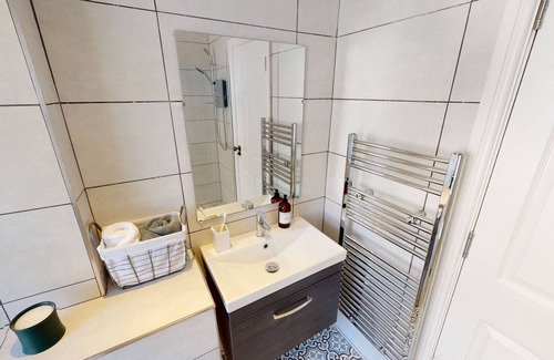 Hope Street Apartamento | By Cathedral | Kitchen Island | TV | W/D Access