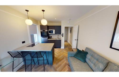 Hope Street Apartamento | By Cathedral Kitchen Island Tv Wd Access