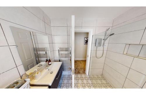 Hope Street Apartamento | By Cathedral Kitchen Island Tv Wd Access