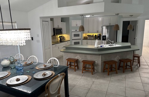 Port Saint Lucie Casa | By golf/beaches ~ Heated Saltwater Pool ~ King Bed
