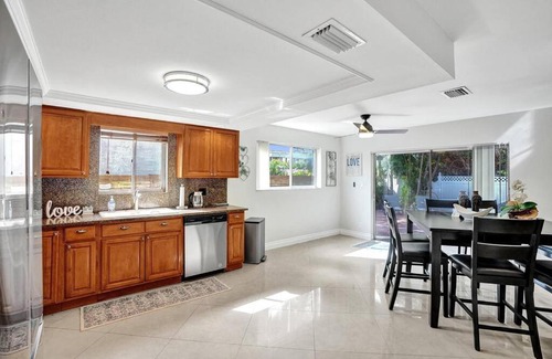 Hollywood Casa | By Hard Rock Guitar Hotel casino 7 min walk