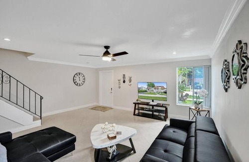 Hollywood Casa | By Hard Rock Guitar Hotel casino 7 min walk