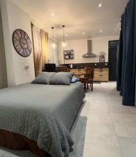 Villemomble Apartamento | By Nuit-Parisienne : city-view