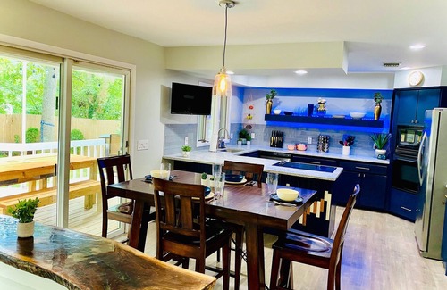 Shirley Casa | By NYC & Hamptons! Private Hot Tub, Pool Table - AMENITIES!