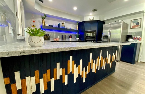 Shirley Casa | By NYC & Hamptons! Private Hot Tub, Pool Table - AMENITIES!