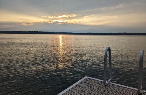 Wiarton Casa | By The Bay Cozy Waterfront Retreat