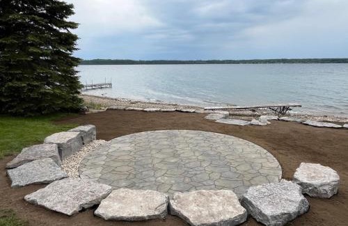 Wiarton Casa | By The Bay Cozy Waterfront Retreat