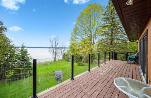 Wiarton Casa | By The Bay Cozy Waterfront Retreat