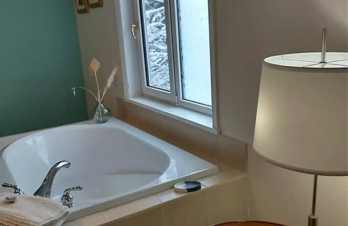 Chemainus Casa | By the Bay Lavender's Villa- Ocean Spa Suite