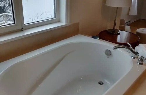 Chemainus Casa | By the Bay Lavender's Villa- Ocean Spa Suite