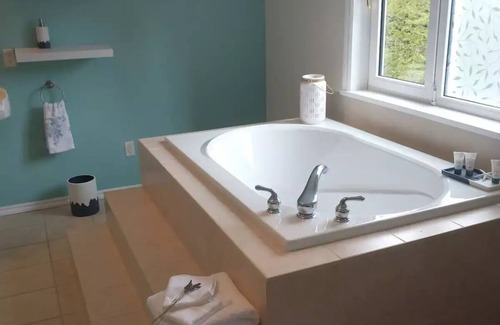 Chemainus Casa | By the Bay Lavender's Villa- Ocean Spa Suite