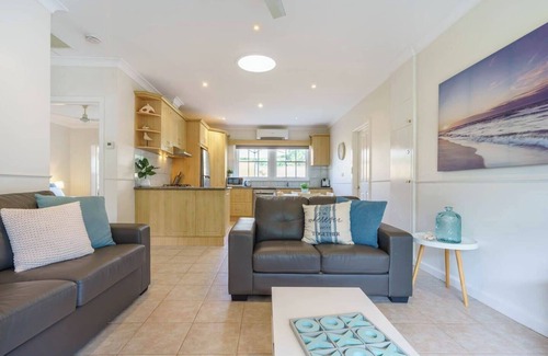Rosebud Casa | By the Beach Your Comfy Rosebud Holiday Home