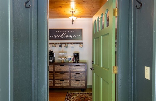 Lake Toxaway Cabaña | By the Creek | Charming Cottage on a Creek