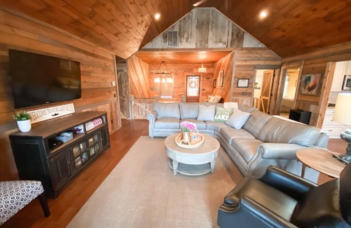 Hartwell Casa | By the Lake Lodge... 4 Bedroom/4 Bath..Enjoy fun on the lake.