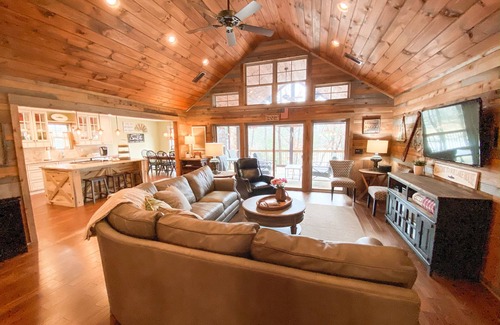 Hartwell Casa | By the Lake Lodge... 4 Bedroom/4 Bath..Enjoy fun on the lake.