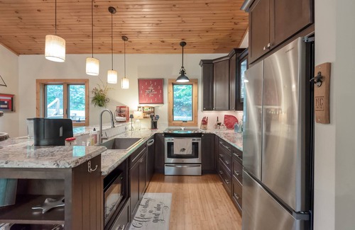 West Jefferson Cabaña | By The New River - Hot Tub - Fireplace - Covered Porch