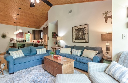 West Jefferson Cabaña | By The New River - Hot Tub - Fireplace - Covered Porch