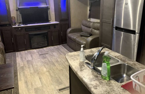 Boulder Creek Cabina | By The River - RV Masoods Lodge Boulder Creek, CA