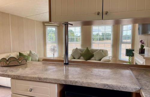 Forest of Dean Complejo | By The River Severn - Caravan 6 - Severnside Boat and Caravan Park