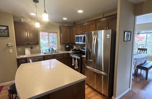 Eugene Casa | By UofO, Autzen, Hayward, Campus. Quiet big beautiful 2 story family home 4 beds