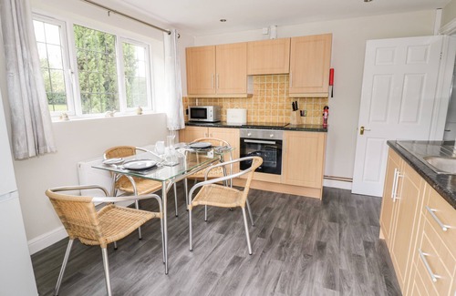 Forest of Dean Cabaña | BYEFIELD LODGE, pet friendly, character holiday cottage in Welland