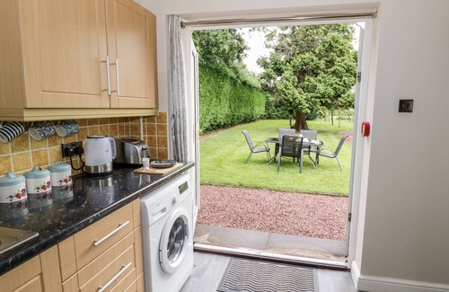 Forest of Dean Cabaña | BYEFIELD LODGE, pet friendly, character holiday cottage in Welland