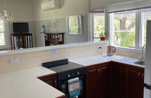 Swan Reach Casa | Bylands Cottage. Historic home with Tambo River views